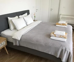 Dvougenerační vila s bazénem k prodeji nedaleko moře ve Vodnjanu v Chorvatsku