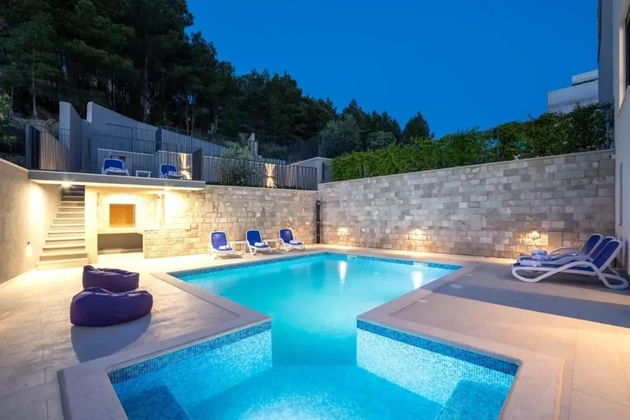 Podstrana, Strožanac, luxury villa 400m2 with garden, swimming pool and garage