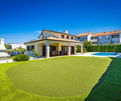 Istrien, Umag: Luxusvilla mit Pool in Meeresnähe