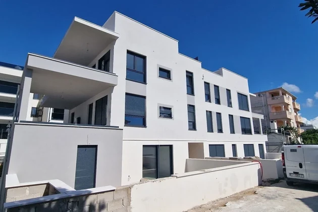 Ciovo, Quartier G, appartement 2 chambres 89 m2 + jardin 132 m2 + piscine 15 m2