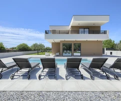 Istria, Vodnjan: Luxusný moderný dom s bazénom na tichom mieste