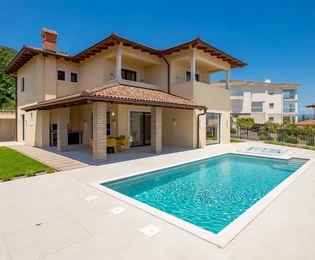 Villa nuova con piscina su una scogliera, in prima fila sul mare, Istria, Opatija