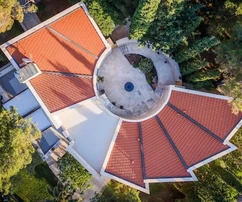 Luxusvilla eladó Brač szigetén, mindössze 35 méterre a tengertől Horvátországban