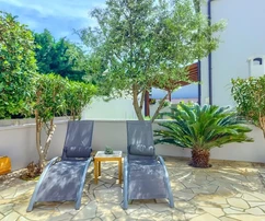 Dom apartamentowy z 4 jednostkami mieszkalnymi, 140 metrów do plaży Prezida