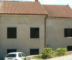 Dvougenerační dům s výhledem na moře na prodej v Bolu v Chorvatsku