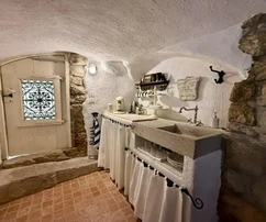 RENOVIERTES AUTOCHTHONES STEINHAUS MIT MEERBLICK!