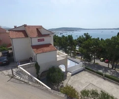 Seget, palazzina di appartamenti 608 m2, in ottima posizione vicino al mare, vista mare