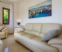 Apartamento en venta en una ubicación privilegiada frente a la playa en Krk, Croacia