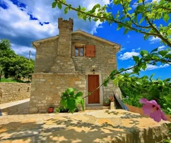 Kőház medencével és panorámás kilátással, Isztria, Oprtalj