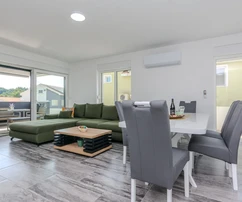 Vir, moderno apartamento de tres habitaciones en planta baja con jardín