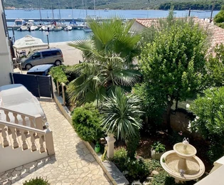 Wolnostojący dom na sprzedaż w pierwszej linii brzegowej na wyspie Cres w Chorwacji