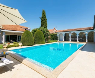 Villa con piscina, ampio giardino, Poreč.