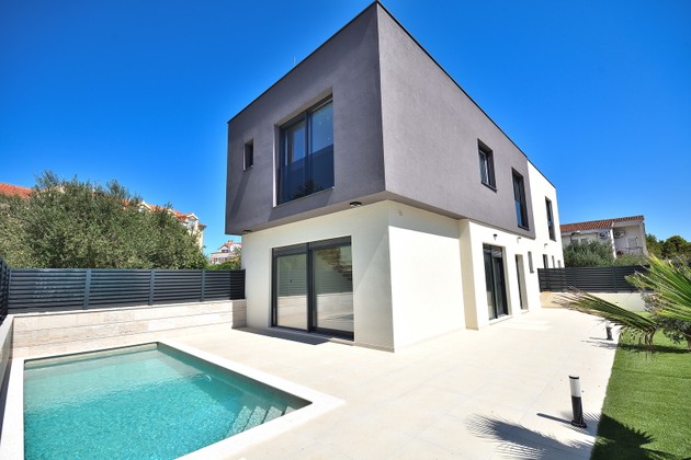 Luxusvilla mit Pool in Srima zu verkaufen