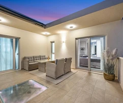 Casa moderna de una sola planta con jardín en venta en Bilice, Croacia