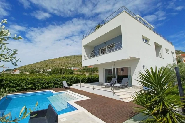 Villa mit Pool in der Nähe von Trogir zu verkaufen in Kroatien