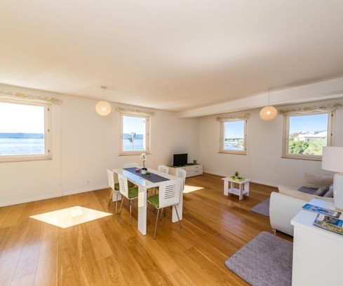 Impresionante apartamento de dos dormitorios junto al mar en Kastela