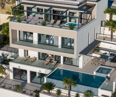 Omiš, alrededores villa de lujo con vistas panorámicas al mar, piscina y garaje