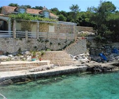 Traditionelles Steinhaus direkt am Meer in einer ruhigen Bucht auf Vis zu verkaufen