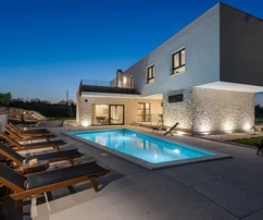 Villa con piscina e terrazze in vendita a Trilj in Croazia