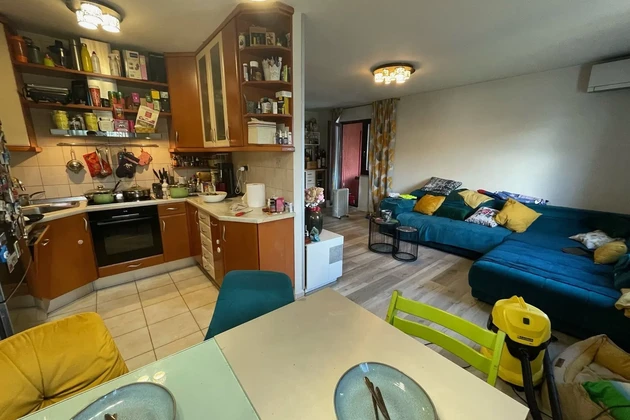 Trogir, trojizbový byt 90 m2 s lodžiou a drevárňou na prvom poschodí