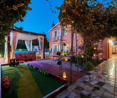 Isztria, Umag, modern villa medencével és privát udvarral eladó