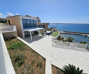 Designer-Villa in erster Reihe