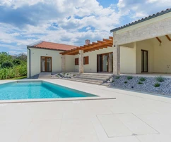 Maison moderne de plain-pied avec piscine à vendre à Tinjan en Croatie