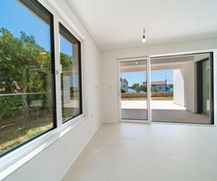 Modern háromszobás lakás eladó kerttel és tengerre néző panorámával Rabon Horvátországban