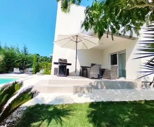 Villa con piscina a 130 metros del mar y la playa