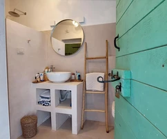 Finca con dos casas de piedra y piscina disponible para la compra en Croacia