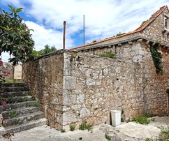 Zabytkowy kamienny dom z ogrodem w Mircach na wyspie Brač na sprzedaż