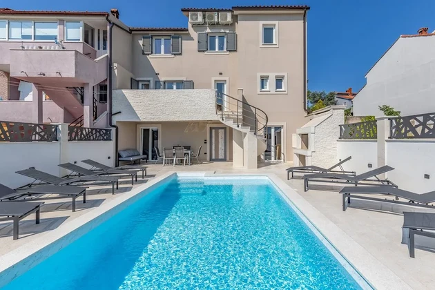 Medulin - Multifamily residence with pool and renovated apartments