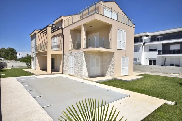 Srima, Vodice – Casa con 4 apartamentos y piscina, a 800 m de la playa