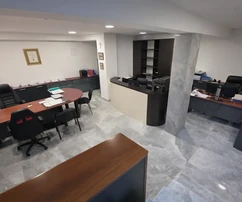 Spazio commerciale su due piani in posizione attraente con parcheggio e ottimi collegamenti