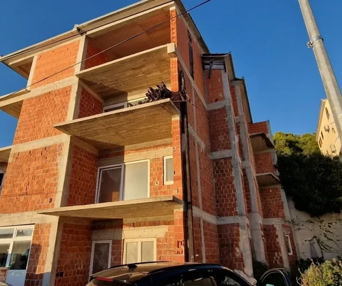 Trogir, Saldun, casa con 5 appartamenti 487 m2, non finita, vista mare aperto