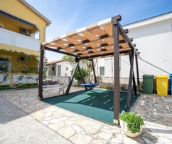 Casa appartamenti con ampio cortile
