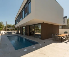 Rovinjban luxusvilla medencével eladó Horvátországban