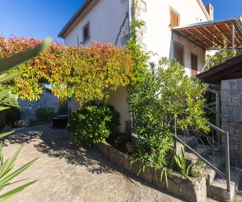 Attraente casa in pietra in una posizione tranquilla!