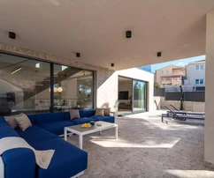 Modern villa medencével eladó a tenger közelében Segetben Horvátországban