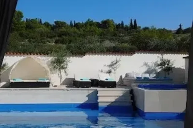 Brač, Sutivan, samostatne stojaci dom 307 m² s bazénom a záhradou