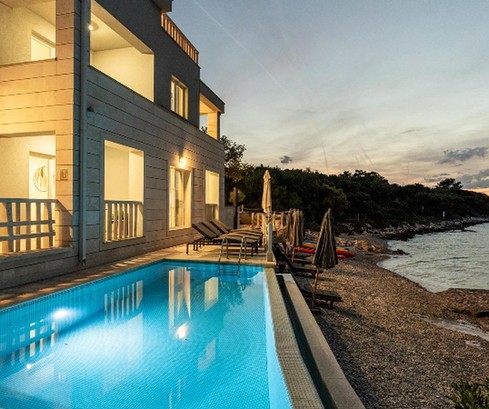 Exkluzív mediterrán villa közvetlen tengerparti elhelyezkedéssel
