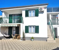 Vodice – Ház 2 apartmannal, 150 m-re a strandtól, 2025-ben felújítva