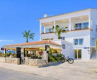 Dalmácia - Zadar - Apartmanház az első sorban a tengerhez parkolóval és bárral