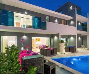 Villa di lusso a Rogoznica con piscina e vista sul mare