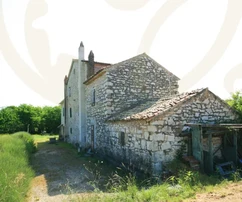 Brtonigla, Istrie : Terrain d'investissement avec bâtiment