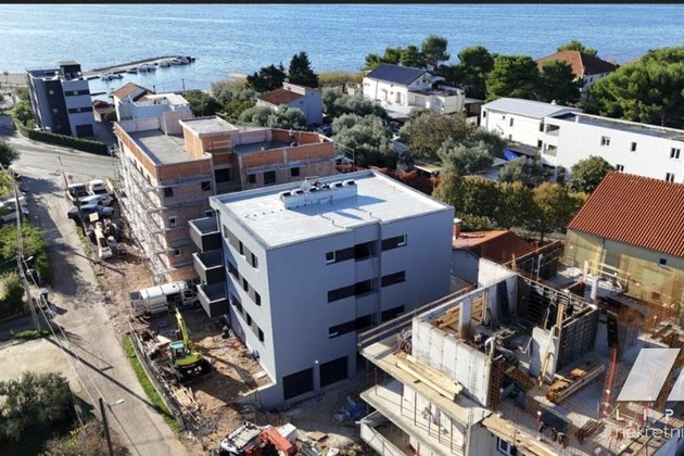 Penthouse nur 70 Meter vom Meer entfernt mit großzügiger Dachterrasse zu verkaufen in Kroatien