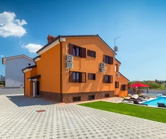 Istria, Pula-Medulin, Stunning villa with expansive pool and garden