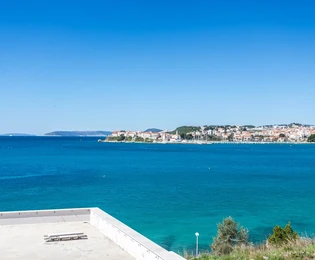 Luksusowe mieszkanie na sprzedaż w pierwszej linii brzegowej w Podstranie w Chorwacji