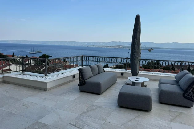Brač, Bol, luksusowy penthouse w centrum miasta oraz działka budowlana z pozwoleniem na budowę