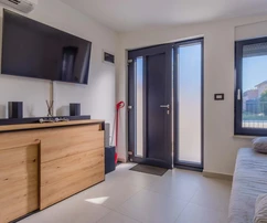 Valdebekben különálló apartmanokkal rendelkező villa eladó Horvátországban